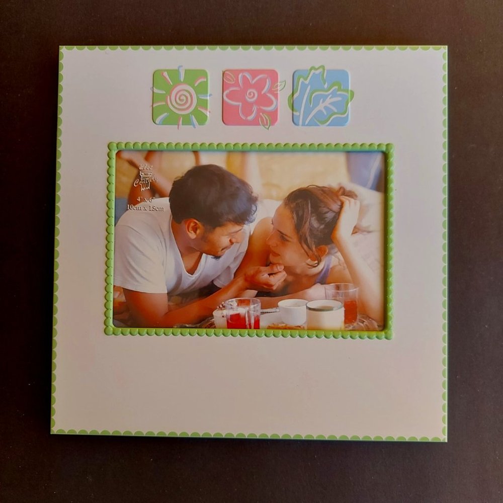 NWOT - Cute Picture Frame With Stand